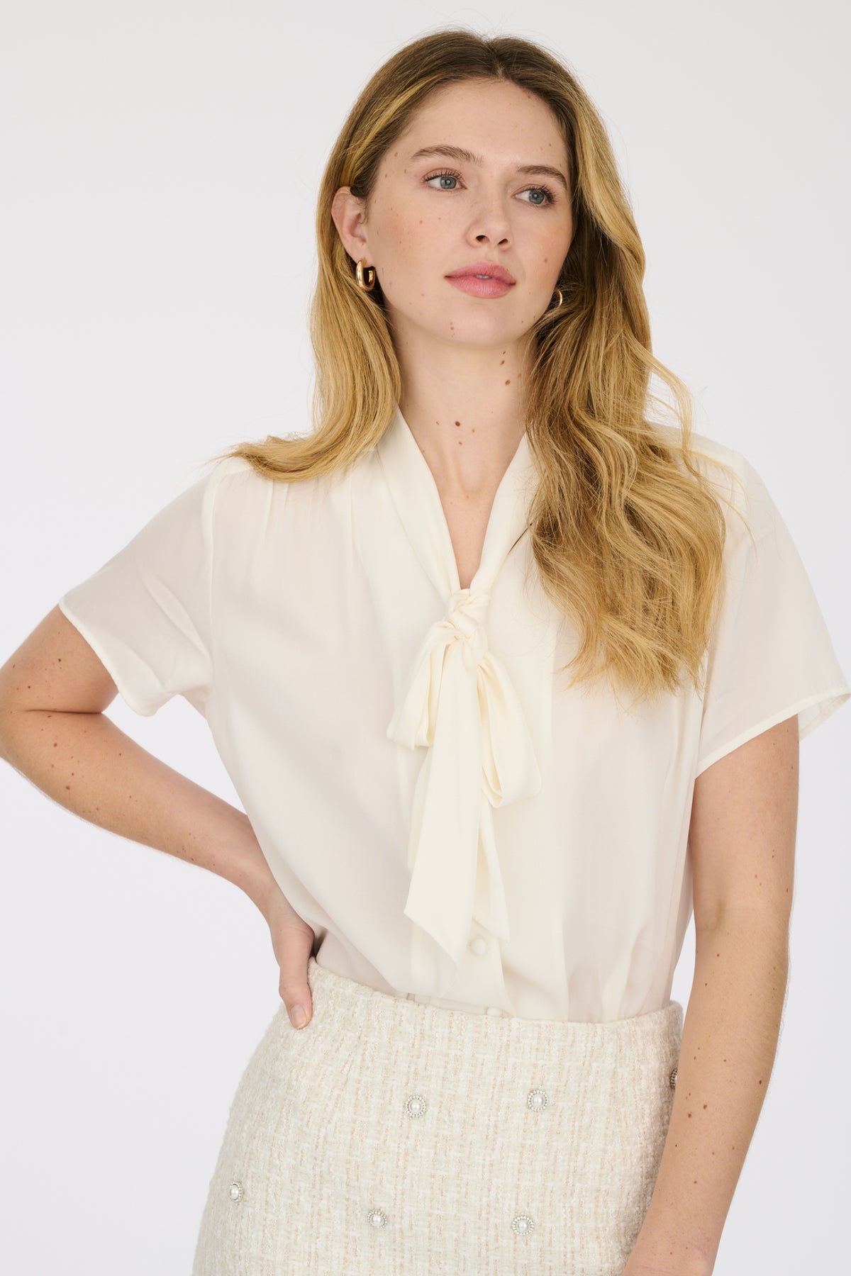 Blouse lavallière à manches courtes