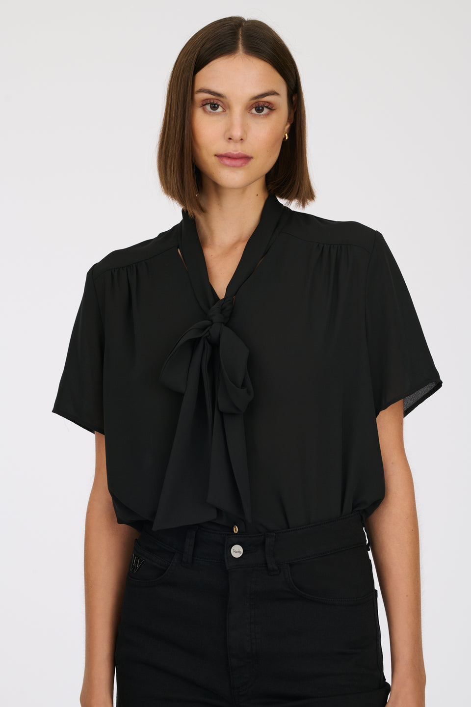 Blouse lavallière à manches courtes