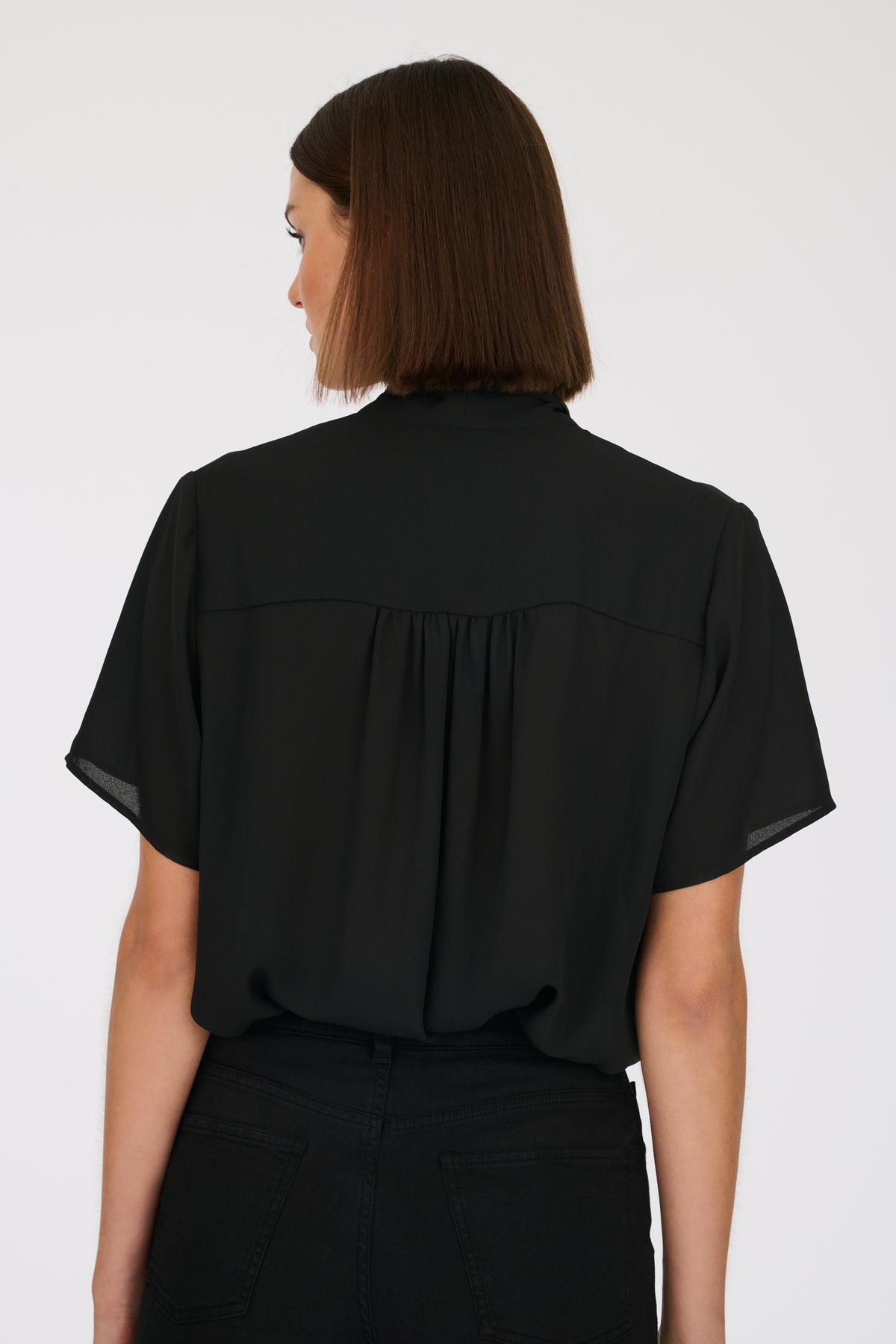 Blouse lavallière à manches courtes