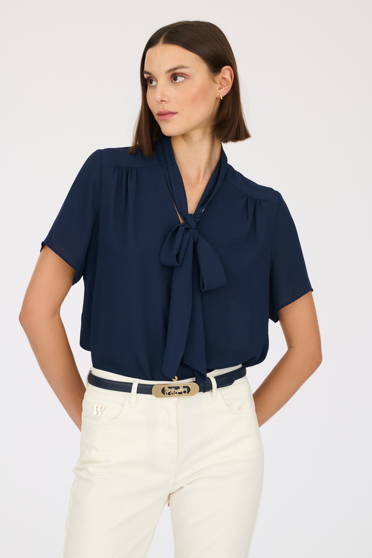 Blouse lavallière à manches courtes