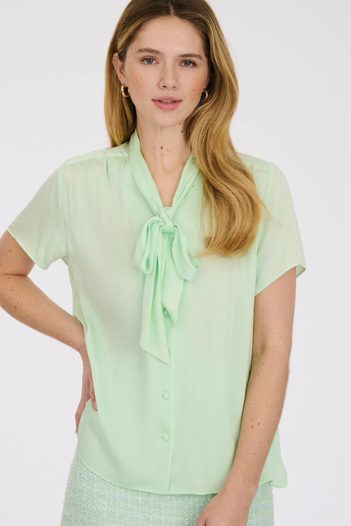 Blouse lavallière à manches courtes